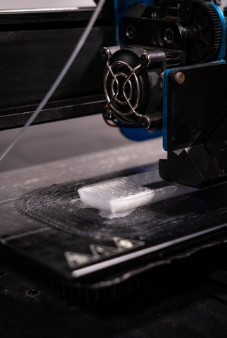 During 3D printing, two brushes are created in one block. (Photo: Friedrich Gerlach/Felix Stockhausen)