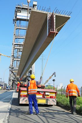 Die Genehmigungsverfahren für Großraum- und Schwertransporte (GST) im Bauwesen sind komplex und zeitaufwendig. Um bestehende Abläufe zu optimieren, entwickelte Claudia Föllmer ein Digitalisierungskonzept für den gesamten Prozess. Symbolbild von AdobeStock
