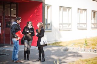 Studierende während eines Beratungsgespräches