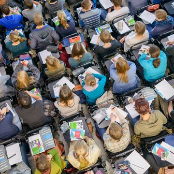 Schüler*innen sitzen im Audimax der Universitätsbibliothek