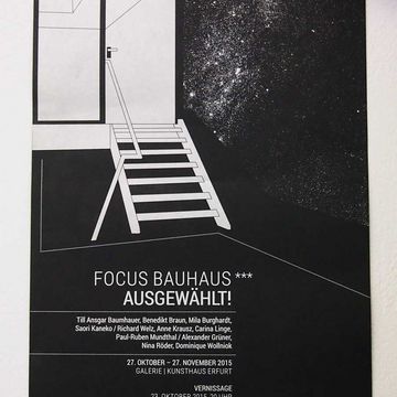 Hände halten das Plakat zur Ausstellung (Foto: Thimo Hennig, Quelle: Bauhaus-Universität Weimar)