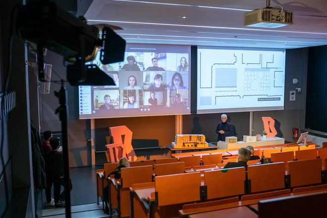 Die Scheinwerfer sind gerichtet auf Modelle, Preisträger*innen und Redner (Foto: Thomas Müller)