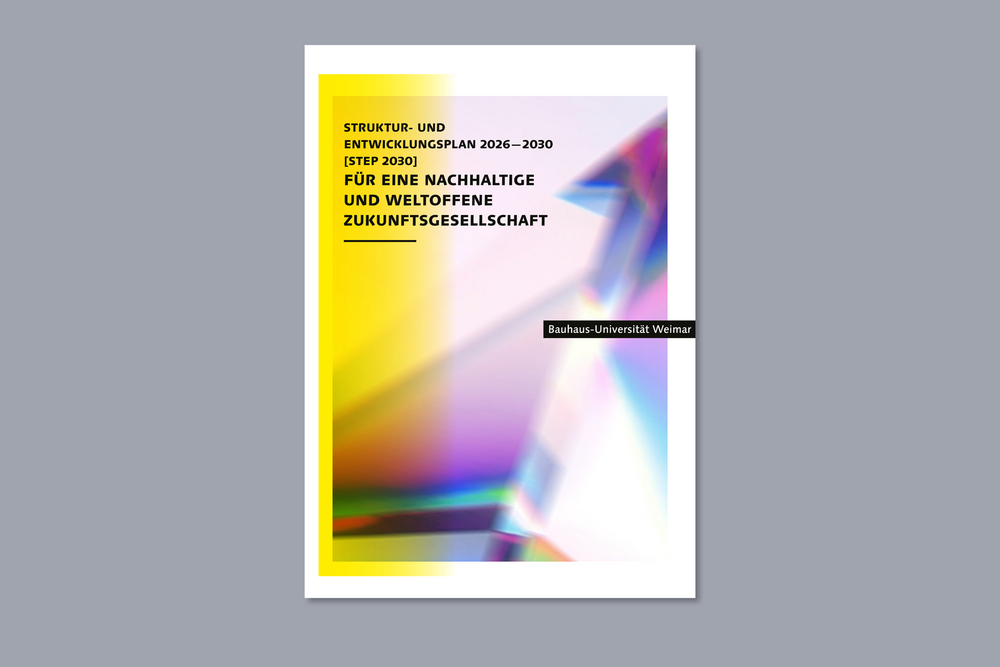 Cover des Struktur- und Entwicklungsplans 2026–2030 (STEP 2030) der Bauhaus-Universität Weimar mit abstraktem, farbigem Lichtmotiv und gelbem Rand. Design: Cissy Hecht.