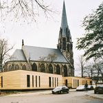 Martinszentrum Bernburg. Die Neubauten für Kindertagesstätte, Schule und Hort gruppieren sich um die Kirche, die sowohl für die Belange der Kinder als auch für die der Gemeinde offen steht. (Weis und Volkmann Architektur, Leipzig, 2007)