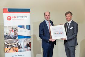 Am Mittwoch, 5. Dezember 2018, nahm der Dezernent für Internationale Beziehungen an der Bauhaus-Universität Weimar, Dr. Christian Kästner (rechts), das Zertifikat von Prof. Dr. Peter-André Alt (links), Präsident der HRK, in Berlin für die Universität entgegen. (Foto: Bauhaus-Universität Weimar)