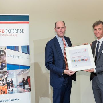 Am Mittwoch, 5. Dezember 2018, nahm der Dezernent für Internationale Beziehungen an der Bauhaus-Universität Weimar, Dr. Christian Kästner (rechts), das Zertifikat von Prof. Dr. Peter-André Alt (links), Präsident der HRK, in Berlin für die Universität entgegen. (Foto: Bauhaus-Universität Weimar)