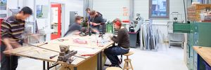 Studierende arbeiten in der Kunststoffwerkstatt.