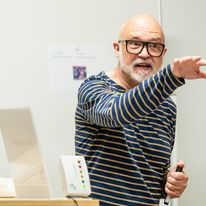 Howard Atkinson referiert über die Kommasetzung im Englischen
