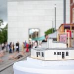 Zur Eröffnung der Bauhaus-Wochen gab es eine Geburtstagstorte à la Haus Am Horn, um das Jubiläum der ersten Bauhausausstellung von 1923 zu zelebrieren. Foto: Bauhaus-Universität Weimar/ Thomas Müller