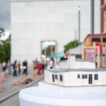 Zur Eröffnung der Bauhaus-Wochen gab es eine Geburtstagstorte à la Haus Am Horn, um das Jubiläum der ersten Bauhausausstellung von 1923 zu zelebrieren. Foto: Bauhaus-Universität Weimar/ Thomas Müller