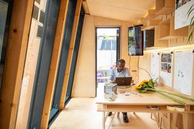 Der Bauhaus Energy Hub ist Arbeitsraum, Lernumgebung und Reallabor in einem. Bei öffentlichen Veranstaltungen wie der summaery ist es auch für Besucher*innen zugänglich. Bauhaus-Universität Weimar, Foto: Thomas Müller