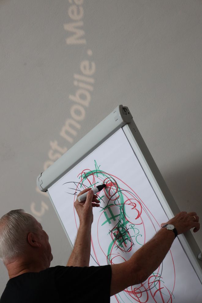 Robert Wilson beim Zeichnen während des Workshops im Oberlichtsaal. Foto: René-T. Kusche Robert Wilson beim Zeichnen während des Workshops im Oberlichtsaal. Foto: René-T. Kusche