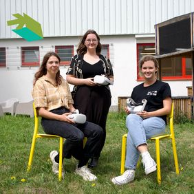 Foto: Nina-Marie Luderer / Bauhaus-Universität Weimar Die Studierenden Pauline Künzl, Lauren August Semple und Lucie Pitters im Innenhof der Fakultät Medien in der Schwanseestraße 143. Foto: Nina-Marie Luderer / Bauhaus-Universität Weimar