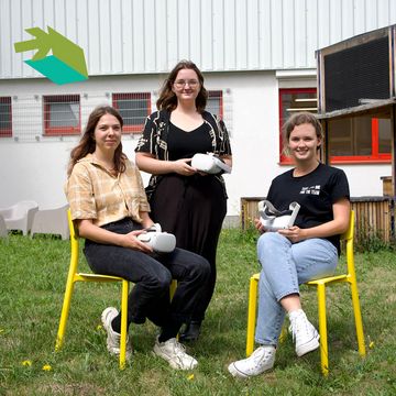 Die Studierenden Pauline Künzl, Lauren August Semple und Lucie Pitters im Innenhof der Fakultät Medien in der Schwanseestraße 143. Foto: Nina-Marie Luderer / Bauhaus-Universität Weimar