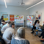Stadtplanung heißt, gemeinsam Lösungen finden. Einblick in die Forschungswerkstatt zu sozial-ökologischen Wohnungsfragen im Wintersemester 2025/26. Foto: Tabea Latocha