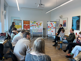 Stadtplanung heißt, gemeinsam Lösungen finden. Einblick in die Forschungswerkstatt zu sozial-ökologischen Wohnungsfragen im Wintersemester 2025/26. Foto: Tabea Latocha Stadtplanung heißt, gemeinsam Lösungen finden. Einblick in die Forschungswerkstatt zu sozial-ökologischen Wohnungsfragen im Wintersemester 2025/26. Foto: Tabea Latocha