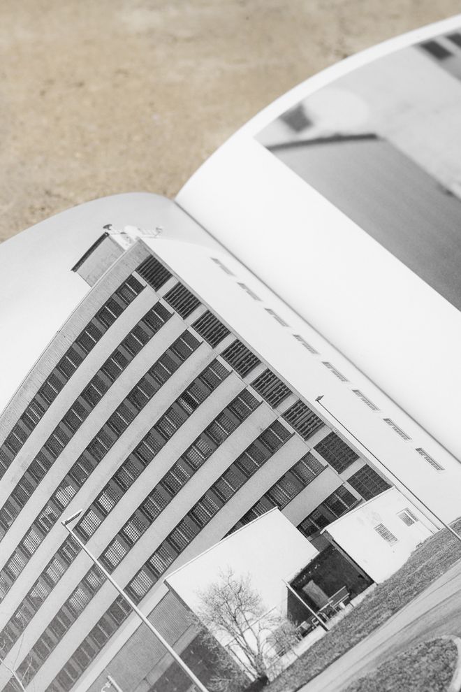 Detail einer Buchseite der Publikation »Durch Fotografie keine Einsichten« mit Bildausschnitt