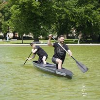 Jungfernfahrt im Schwanseebad Weimar. Foto: Dana Höftmann