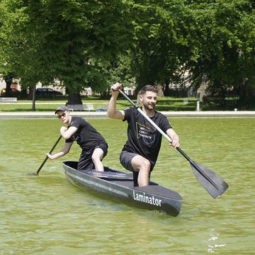 Jungfernfahrt im Schwanseebad Weimar. Foto: Dana Höftmann