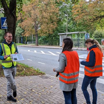 Während eines Workshops zur Sicherheitsuntersuchung von Fußgängerüberwegen (Foto: Tina Feddersen)