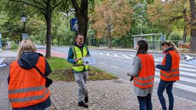 Während eines Workshops zur Sicherheitsuntersuchung von Fußgängerüberwegen (Foto: Tina Feddersen)