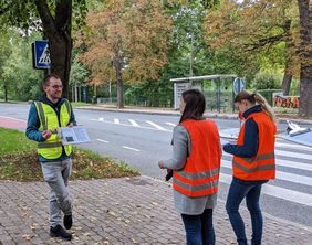 Während eines Workshops zur Sicherheitsuntersuchung von Fußgängerüberwegen (Foto: Tina Feddersen)
