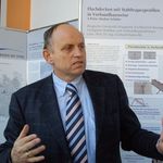 Prof. Frank Werner stellt die Ausstellung »Bauen mit Stahl« vor (Bauhaus-Universität Weimar)