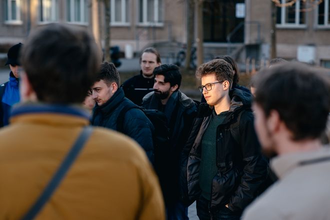 Am späten Nachmittag erkunden die Teilnehmenden des Science Camps den Campus der TU Ilmenau. (Quelle: TU Ilmenau, Foto: Lukas Sthamer)
