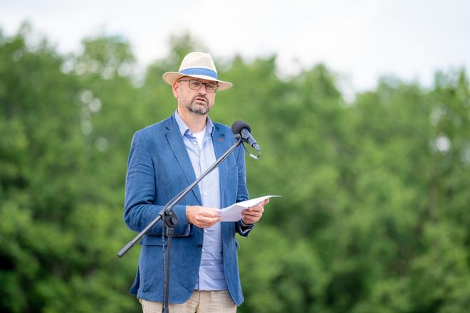 Rikola-Gunnar Lüttgenau gives a speech at the microphone