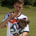 In einem Video nahm die Sendung mit der Maus gängige Floskeln aus der Fußballberichterstattung wörtlich. Dafür gab's jetzt den Goldenen Spatz von der Kindermedienstiftung. (Bild: Screenshot aus dem YouTube-Video)