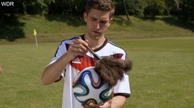 In einem Video nahm die Sendung mit der Maus gängige Floskeln aus der Fußballberichterstattung wörtlich. Dafür gab's jetzt den Goldenen Spatz von der Kindermedienstiftung. (Bild: Screenshot aus dem YouTube-Video)