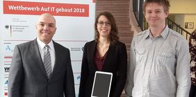 Professor Smarsly, Preisträgerin Constanze Matthus und Betreuer Michael Theiler (v.l.n.r.) bei der Preisverleihung in Berlin. (Foto: Maria Steiner, Professur Informatik im Bauwesen)