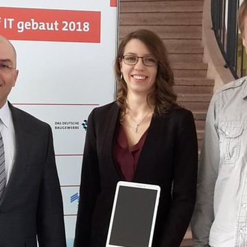 Professor Smarsly, Preisträgerin Constanze Matthus und Betreuer Michael Theiler (v.l.n.r.) bei der Preisverleihung in Berlin. (Foto: Maria Steiner, Professur Informatik im Bauwesen)