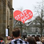 Städte ohne Rassismus - Menschen auf einem Platz demonstrieren