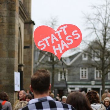 Städte ohne Rassismus - Menschen auf einem Platz demonstrieren