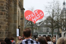 Städte ohne Rassismus - Menschen auf einem Platz demonstrieren
