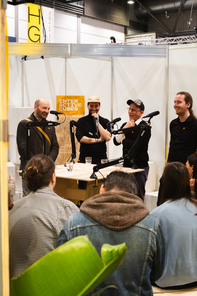 Dr. Simon Frisch, Vizepräsident für Lehre und Lernen, erörtert mit Gianluca Pandolfo, Bauhaus Gamesfabrik, Prof. Jakob Hüfner, Professor für Crossmediales Bewegtbild, und Marcel Gohsen, Wissenschaftlicher Mitarbeiter im Bereich »Information Retrieval« und »Conversational Search« (v.l.n.r.) neue literarische Praktiken und deren Einfluss auf Prozesse des Gestaltens, Lehrens und Lernens.