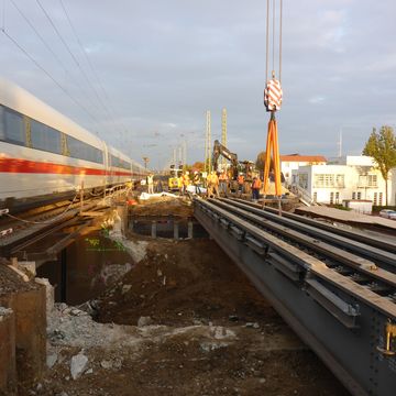 Viele Bahnstrecken müssen saniert werden. Die Züge rollen trotzdem weiter. Wie das gelingt, thematisieren die Mitarbeiter*innen der Deutschen Bahn. Foto: DB Engineering & Consulting