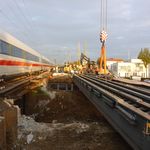 Viele Bahnstrecken müssen saniert werden. Die Züge rollen trotzdem weiter. Wie das gelingt, thematisieren die Mitarbeiter*innen der Deutschen Bahn. Foto: DB Engineering & Consulting