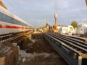 Viele Bahnstrecken müssen saniert werden. Die Züge rollen trotzdem weiter. Wie das gelingt, thematisieren die Mitarbeiter*innen der Deutschen Bahn. Foto: DB Engineering & Consulting