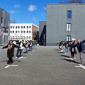 Prof. Dr.-Ing. Eckhard Kraft (vorne rechts) mit den Studierenden des Bauhaus.Moduls »Climate Action: Permakultur und lokales Wirtschaften im urbanen Raum« auf dem Südcampus der Bauhaus-Universität Weimar. (Foto: Dr. Steffen de Rudder)