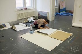 GRAFE-Kreativpreis-Gewinnerin Charlene Hahne bei den Vorbereitungen für den Transport ihrer Arbeiten nach Berlin (Quelle: Bauhaus-Universität Weimar, Foto: Andrea Karle)