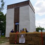 Strohballenhaus mit Strohbar