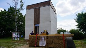 Strohballenhaus mit Strohbar