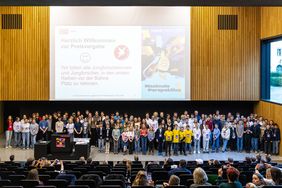 110 Nachwuchsforscher*innen nahmen am 31. Regionalwettbewerb Mittelthüringen von »Jugend forscht« an der Bauhaus-Universität Weimar teil und wurden zum Abschluss im Maurice-Halbwachs-Auditorium ausgezeichnet. Foto: Bauhaus-Universität Weimar/ Matthias Eckert