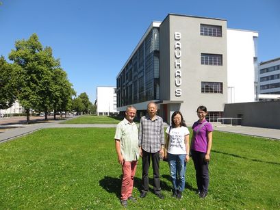 v.l.n.r.: Andreas Hecker, Professor Peiming Wang, Professorin Ru Wang und Dr. Linglin Xu vor den Bauhaus-Stätten in Dessau
