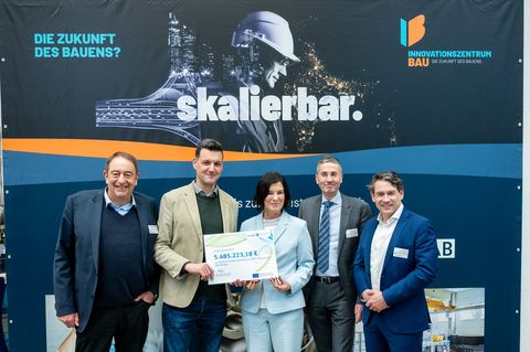 Wirtschaftsministerin Boos-John übergibt Förderbescheide Thüringens Wirtschaftsministerin Colette Boos-John (Mitte) überreicht den Förderbescheid über knapp 5,5 Millionen Euro an Prof. Horst-Michael Ludwig, Prof. Peter Benz (beide Bauhaus-Universität Weimar), Prof. Carsten Könke (MFPA) sowie Robert Fetter (IAB) (v.l.n.r.). Foto: Thomas Müller