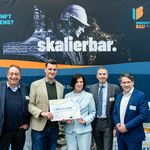 Thüringens Wirtschaftsministerin Colette Boos-John (Mitte) überreicht den Förderbescheid über knapp 5,5 Millionen Euro an Prof. Horst-Michael Ludwig, Prof. Peter Benz (beide Bauhaus-Universität Weimar), Prof. Carsten Könke (MFPA) sowie Robert Fetter (IAB) (v.l.n.r.). Foto: Thomas Müller