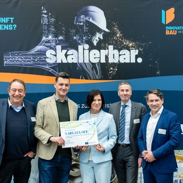 Thüringens Wirtschaftsministerin Colette Boos-John (Mitte) überreicht den Förderbescheid über knapp 5,5 Millionen Euro an Prof. Horst-Michael Ludwig, Prof. Peter Benz (beide Bauhaus-Universität Weimar), Prof. Carsten Könke (MFPA) sowie Robert Fetter (IAB) (v.l.n.r.). Foto: Thomas Müller