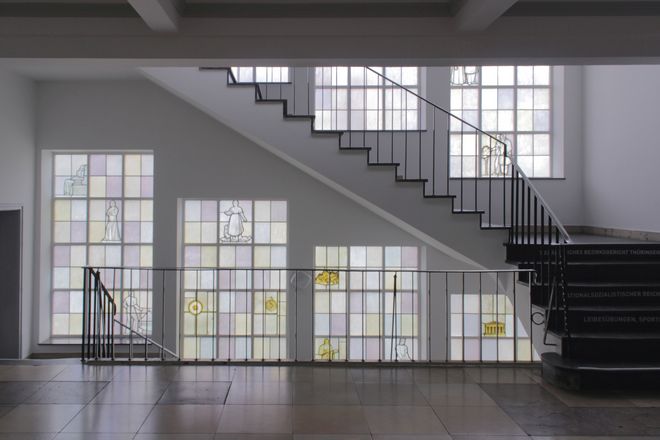 Bleiglasfenster mit völkischem Bildprogramm und nationalsozialistischen Elementen im Treppenhaus der Bauhausstraße 11